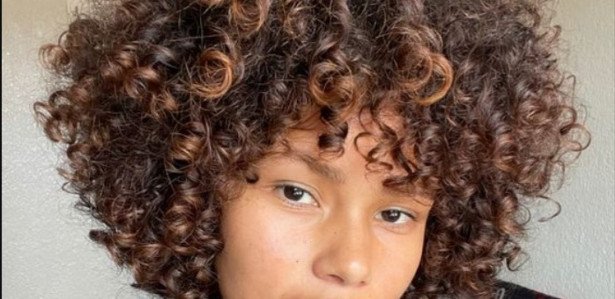 cabelo cacheado em camadas médio