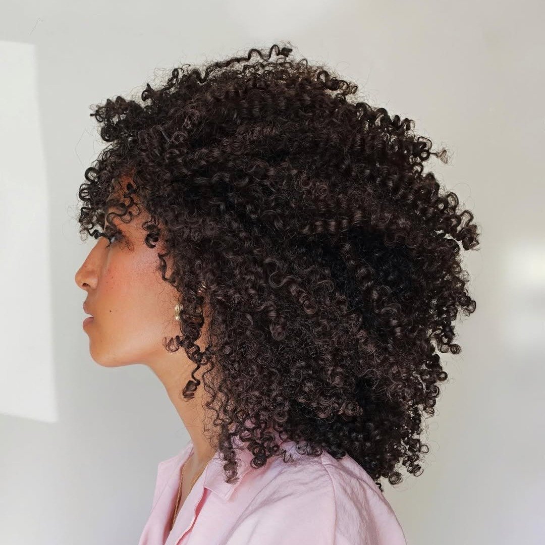 cabelo cacheado em camadas médio