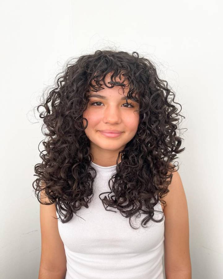 3B ou 3C) em 5 Passos
2. Cortes em Camadas para Cabelo Cacheado: 7 Modelos que Valorizam Seus Cachos
3. Rotina Capilar para Cachos Perfeitos: Do Lavar ao Finalizar
4. Produtos Essenciais: O Que Usar em Cada Fase do Cuidado com Cabelos Cacheados
5. Técnicas de Finalização: Fitagem