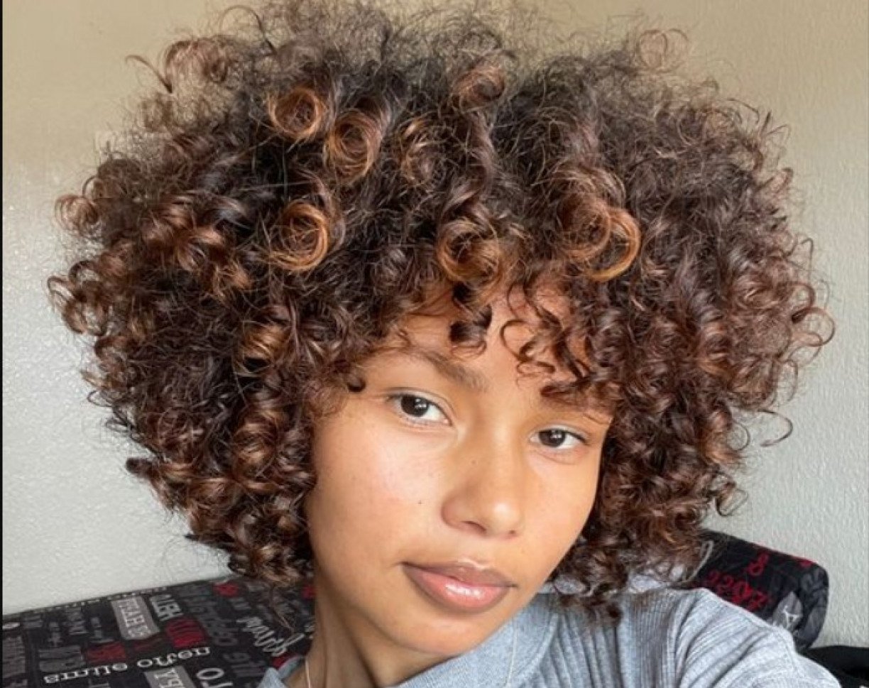 3B ou 3C) em 5 Passos
2. Cortes em Camadas para Cabelo Cacheado: 7 Modelos que Valorizam Seus Cachos
3. Rotina Capilar para Cachos Perfeitos: Do Lavar ao Finalizar
4. Produtos Essenciais: O Que Usar em Cada Fase do Cuidado com Cabelos Cacheados
5. Técnicas de Finalização: Fitagem