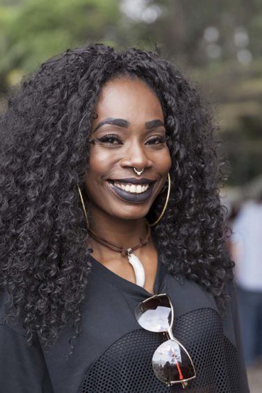 Preto Azulado em Cachos: Dicas para um Brilho Espelhado e Moderno