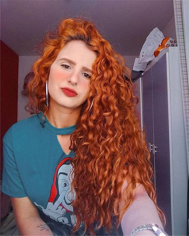 cabelo cacheado ruivo escuro