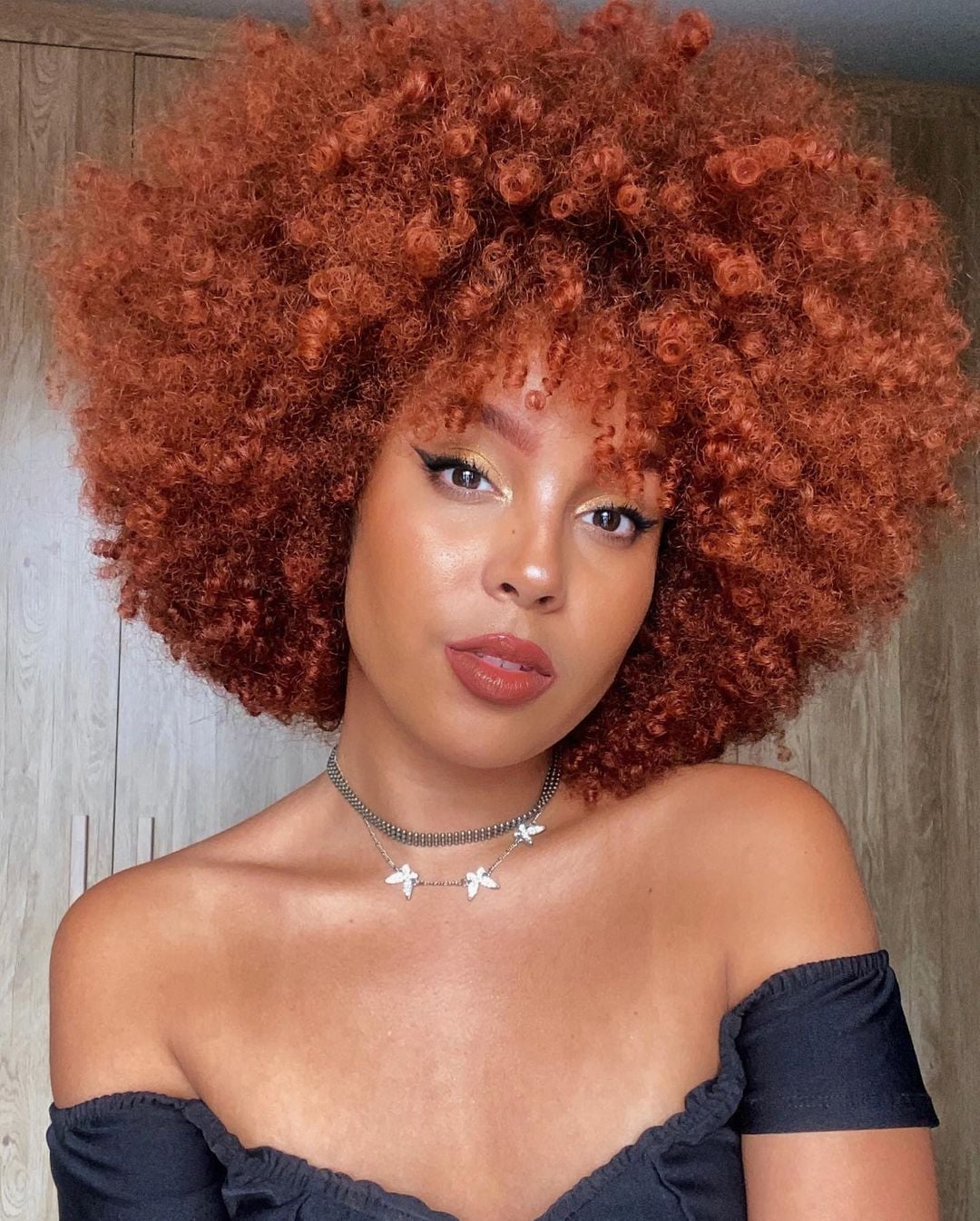 cabelo cacheado ruivo escuro