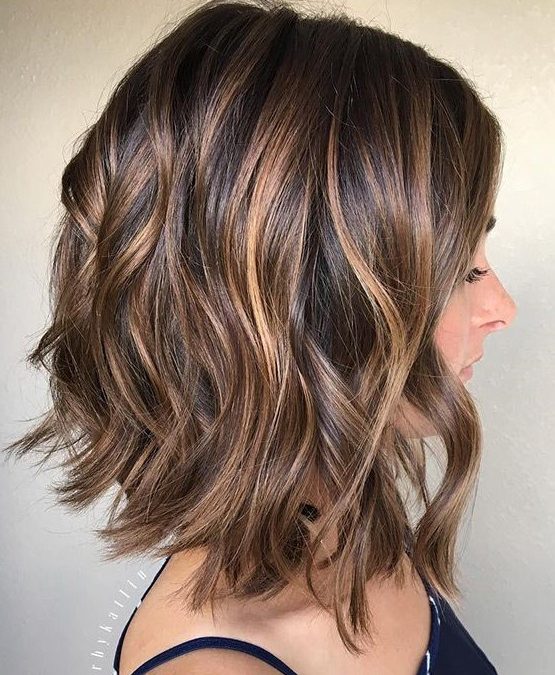 cabelo castanho escuro com mechas marrom dourado