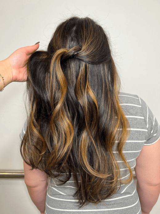 inspiração cabelo castanho escuro com mechas douradas