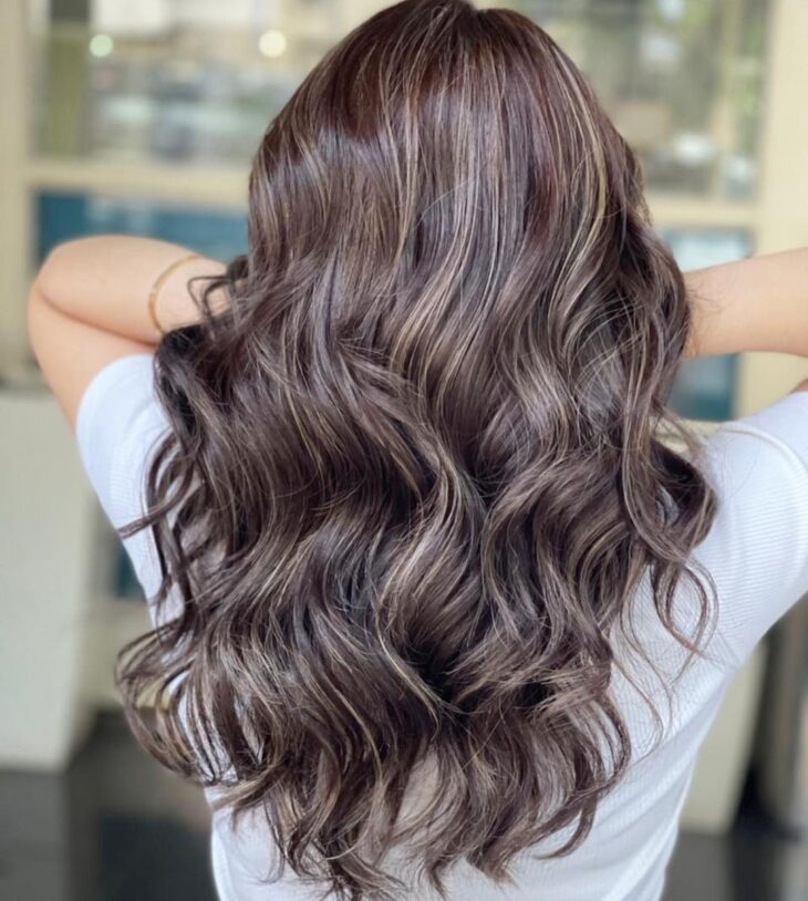 cabelo castanho medio cinza