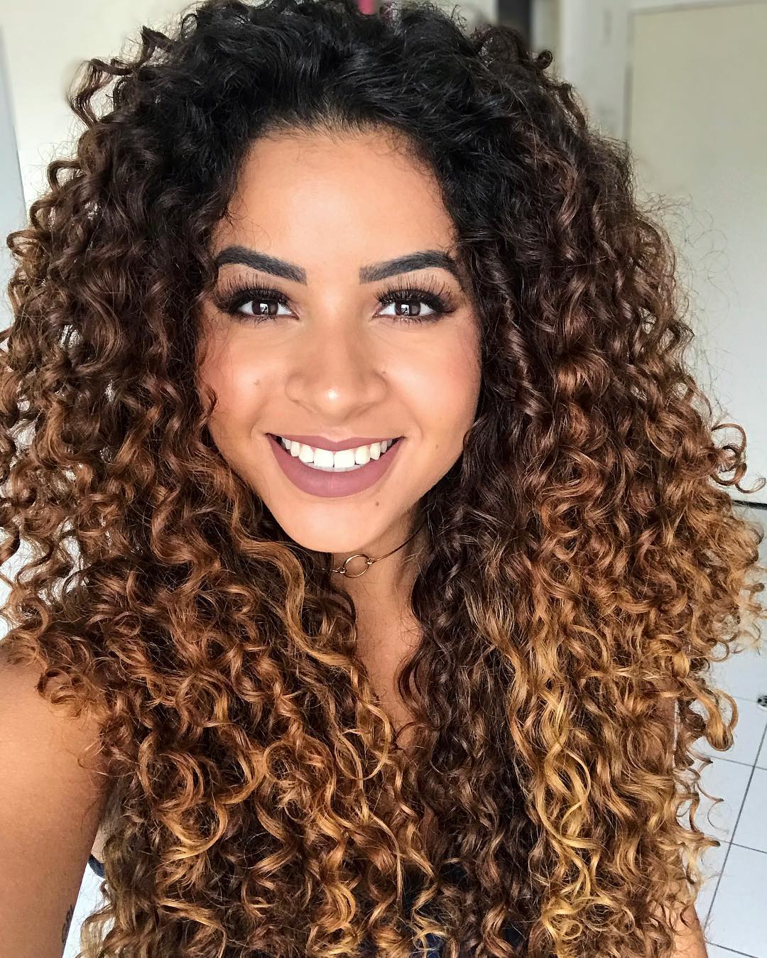 Chocolate Dourado vs. Morena Iluminada: Qual o Melhor para o Seu Tom de Pele?