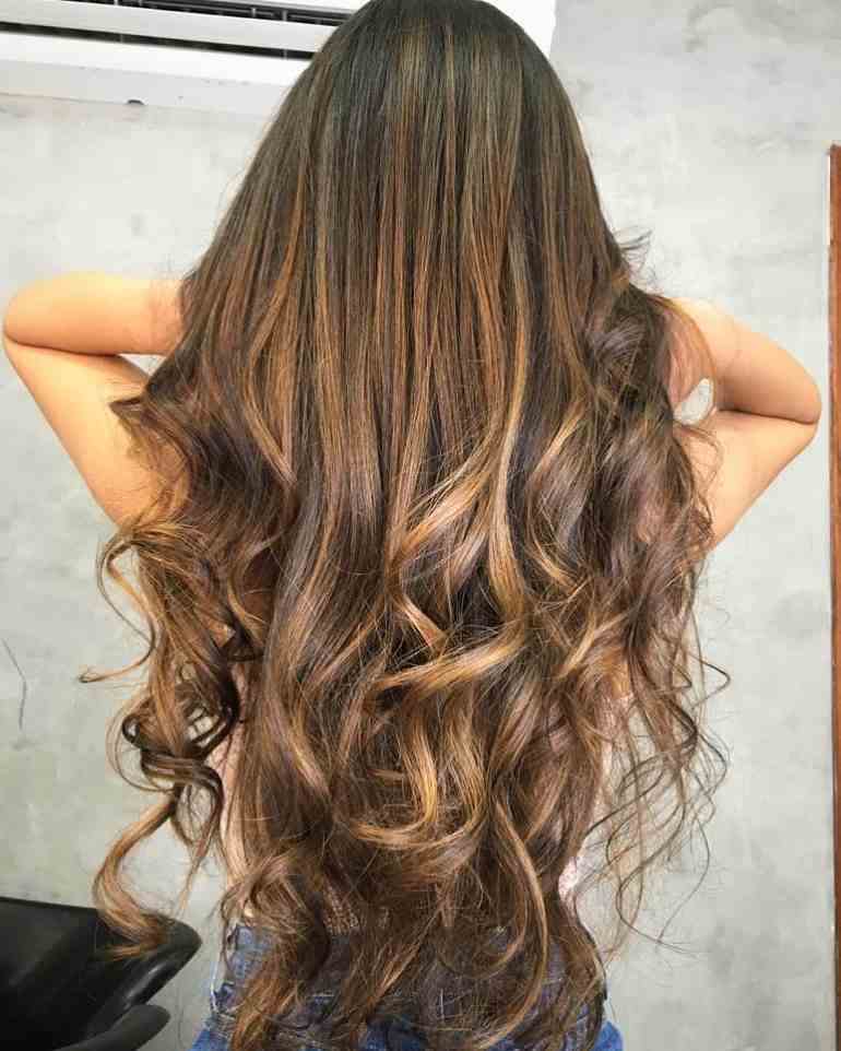 Rotina de Cuidados Essenciais para Manter o Brilho do Cabelo Chocolate Dourado