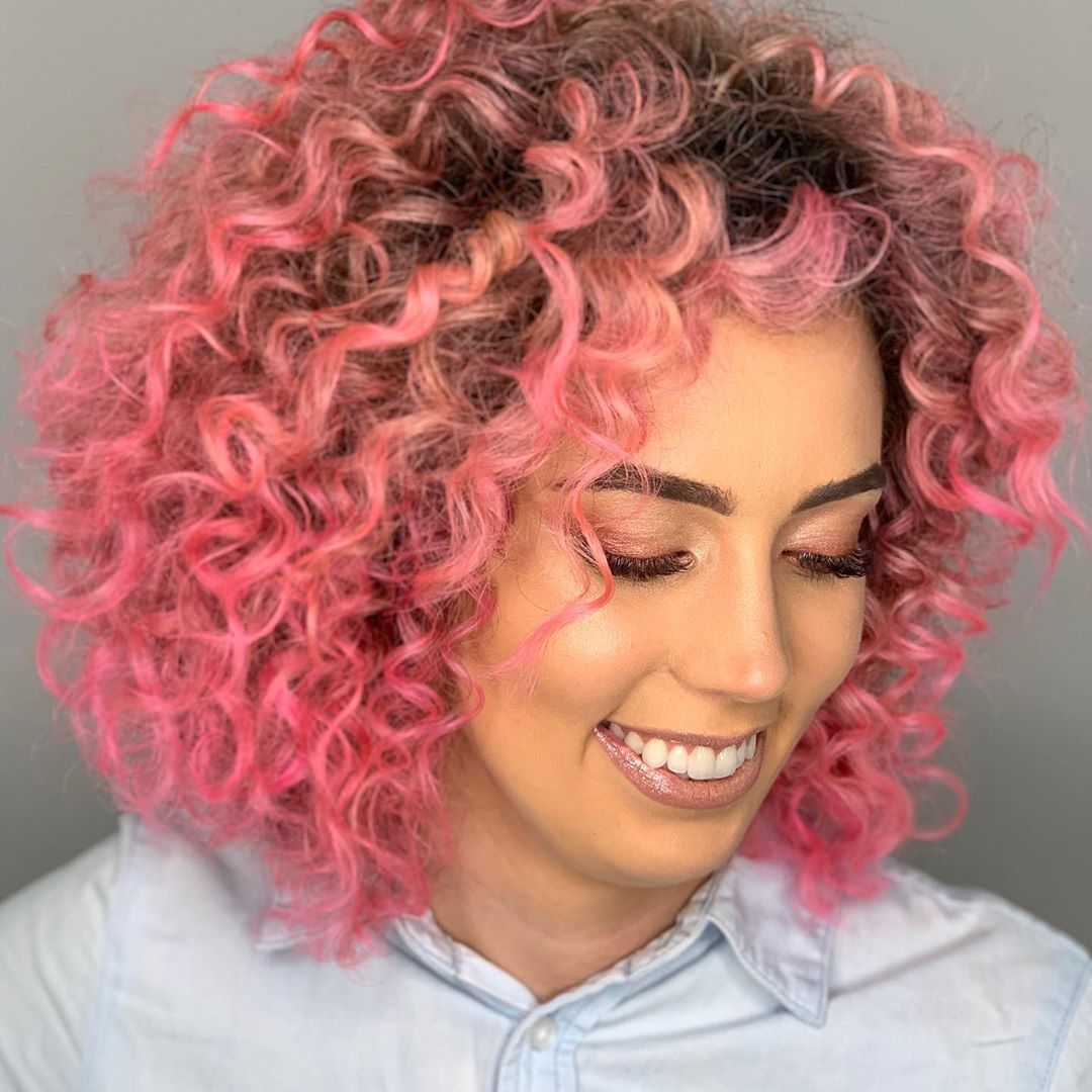 Descoloração Segura em Cabelos Cacheados: Dicas de Profissionais