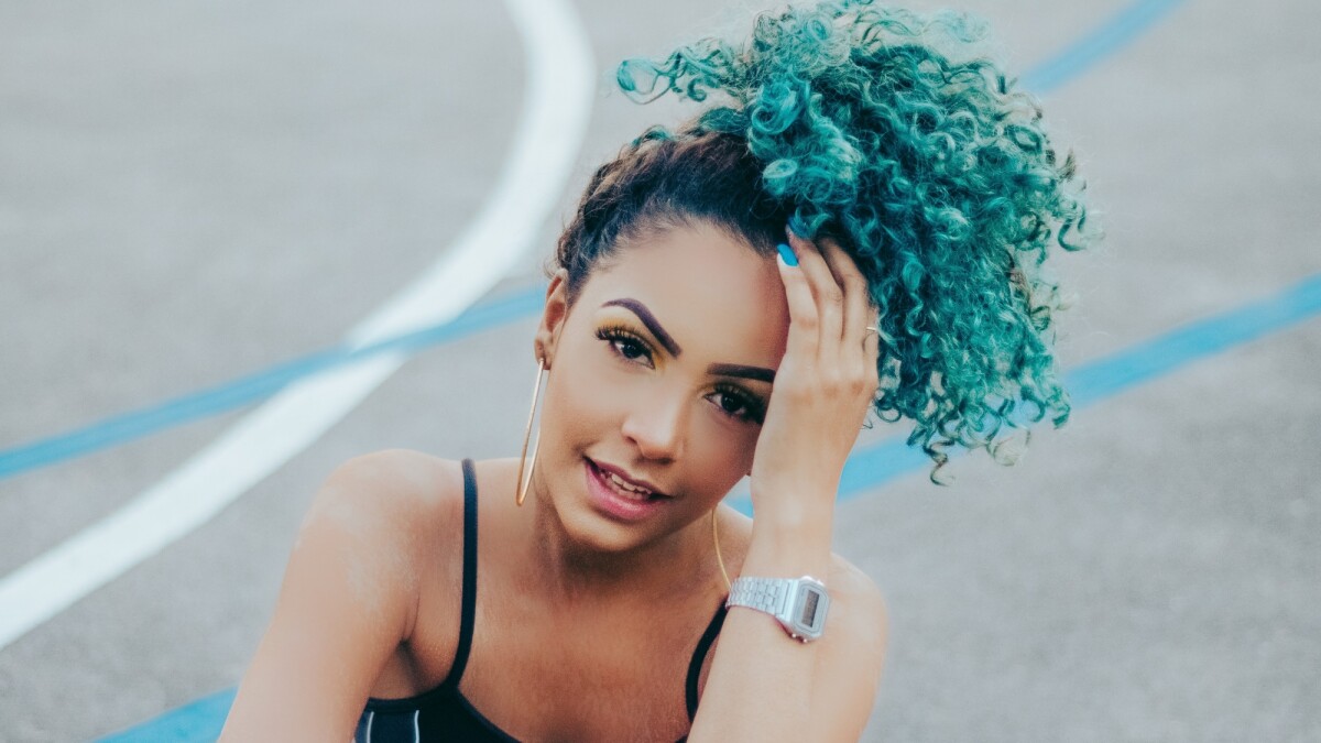 Cabelo Cacheado Colorido Temporário: Experimente Sem Compromisso