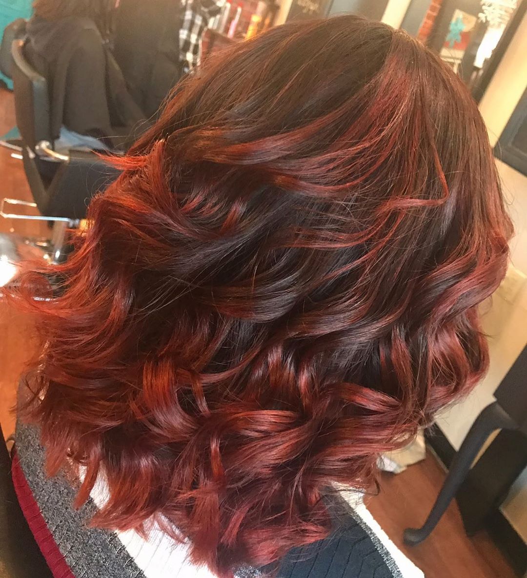 Californiana Vermelha em Cabelos Cacheados: Dicas e Inspirações para 2026