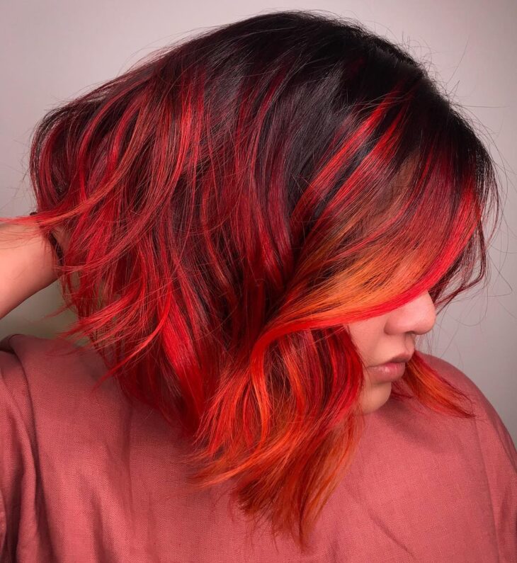 cabelo com mechas vermelhas