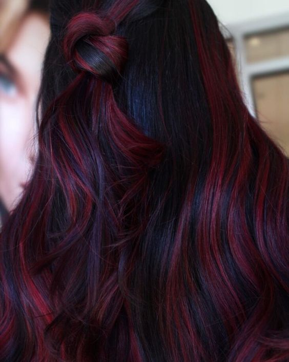 Mechas Vermelhas em Cabelos Cacheados: Dicas para Realçar a Curvatura