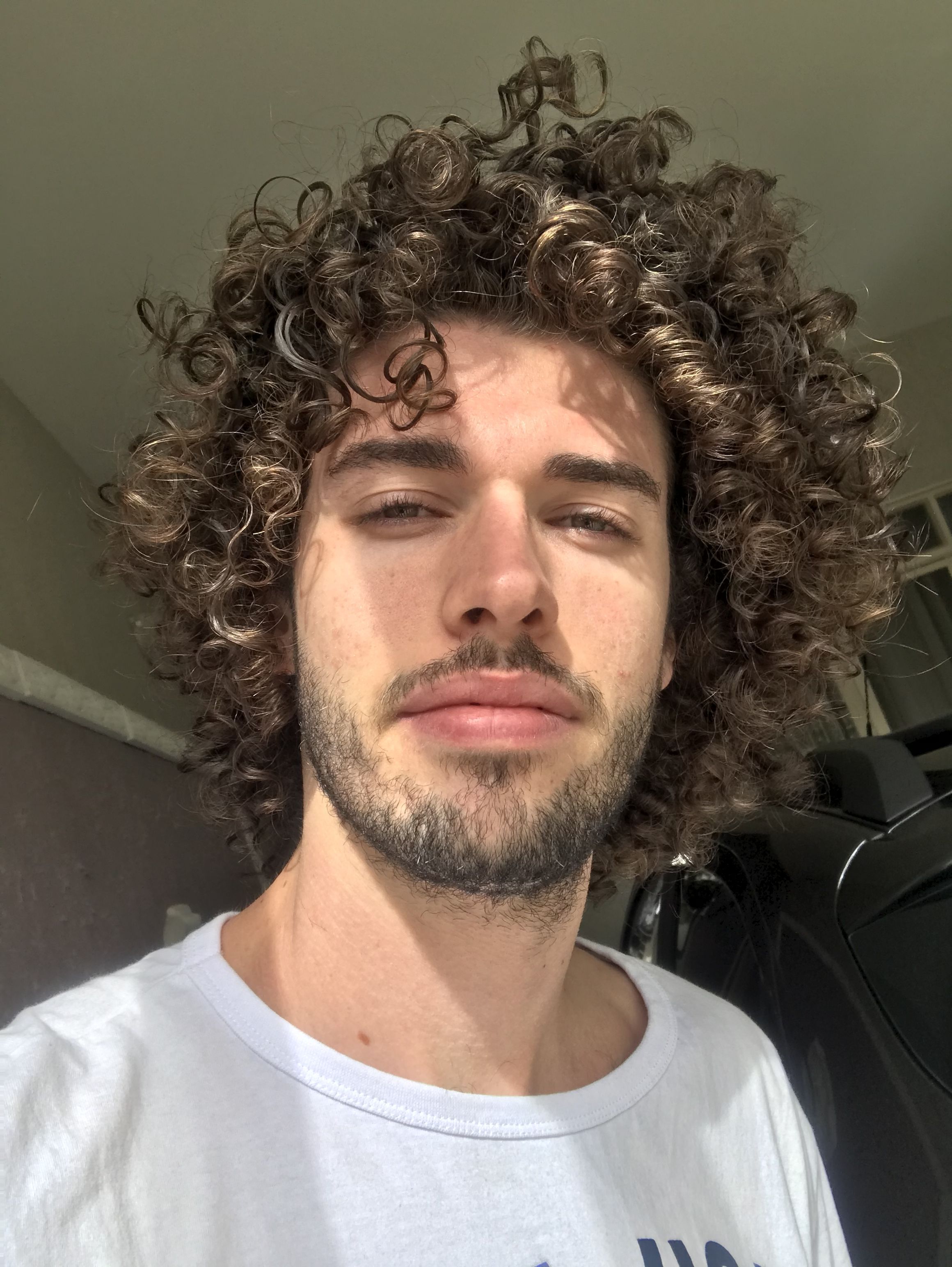 Como Escolher o Tom de Loiro Ideal para Seu Cabelo Crespo