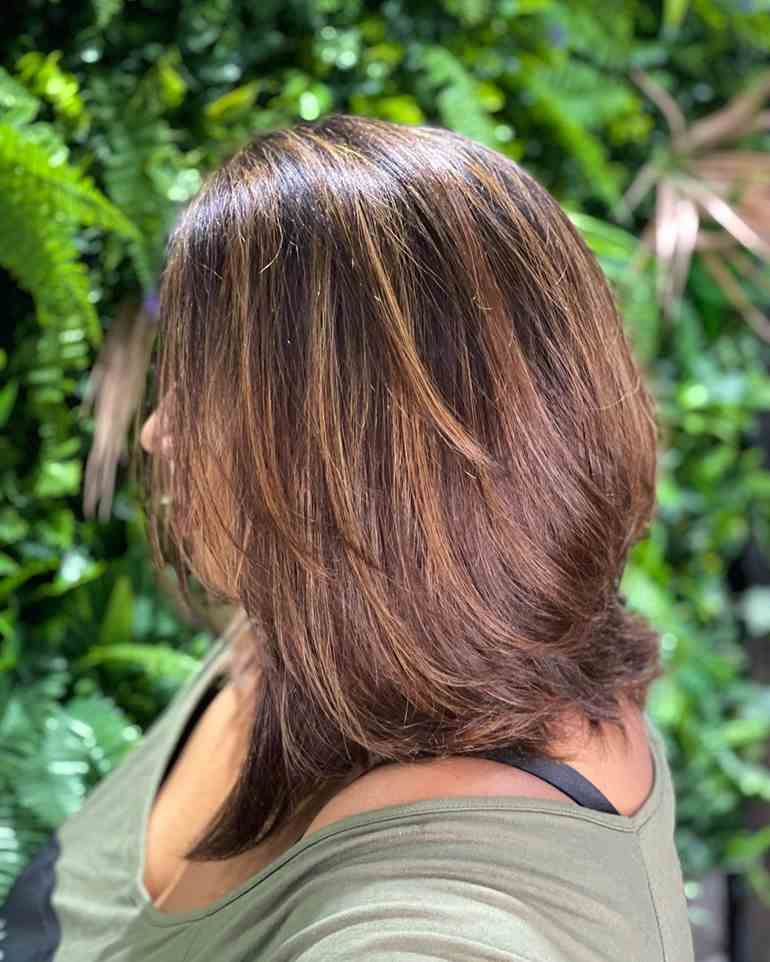 Transforme Seu Visual: Ideias de Cabelo Curto Chocolate com Mechas