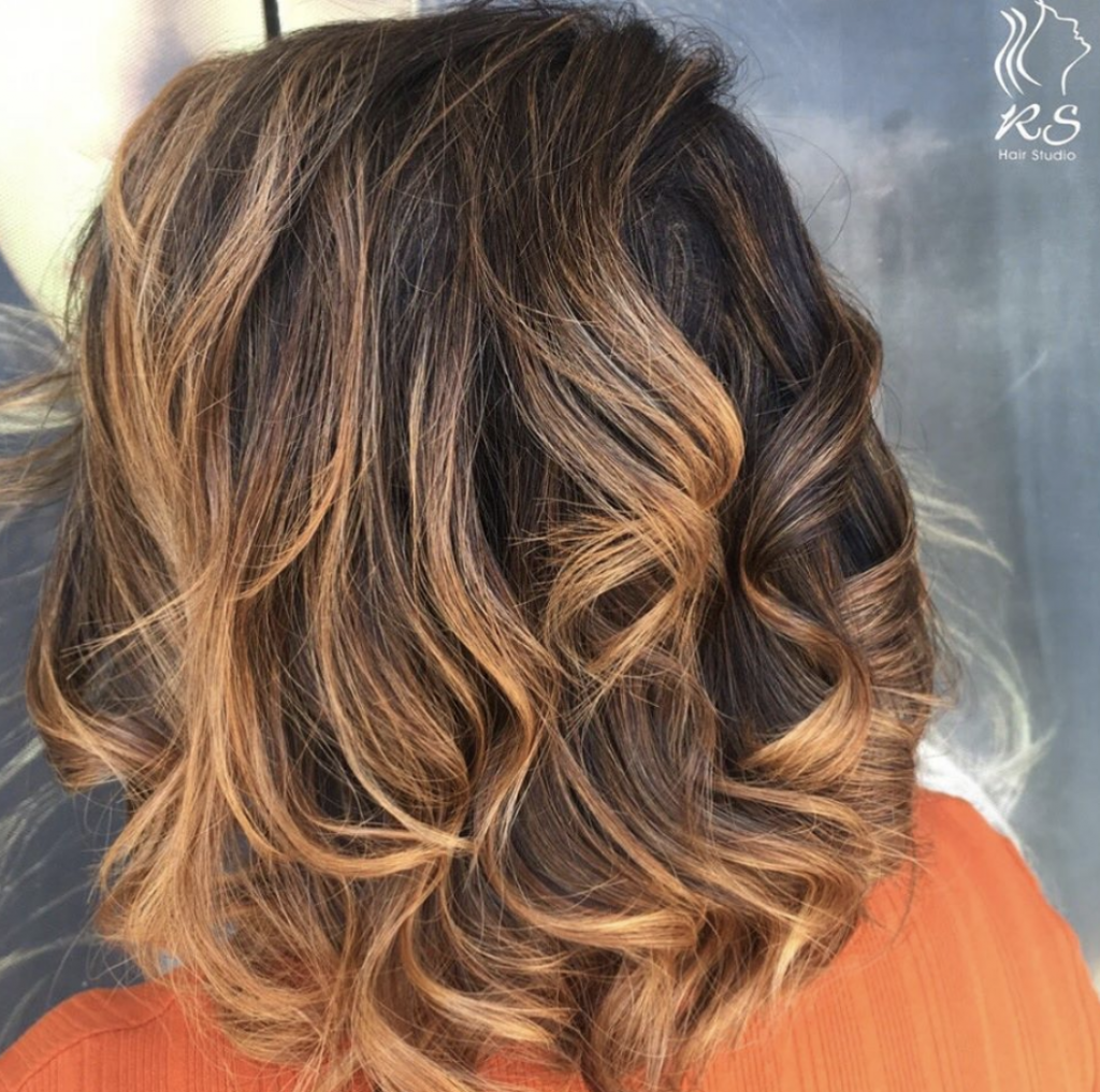 Cabelos Cacheados Curto Iluminados: Dicas para Definir e Brilhar