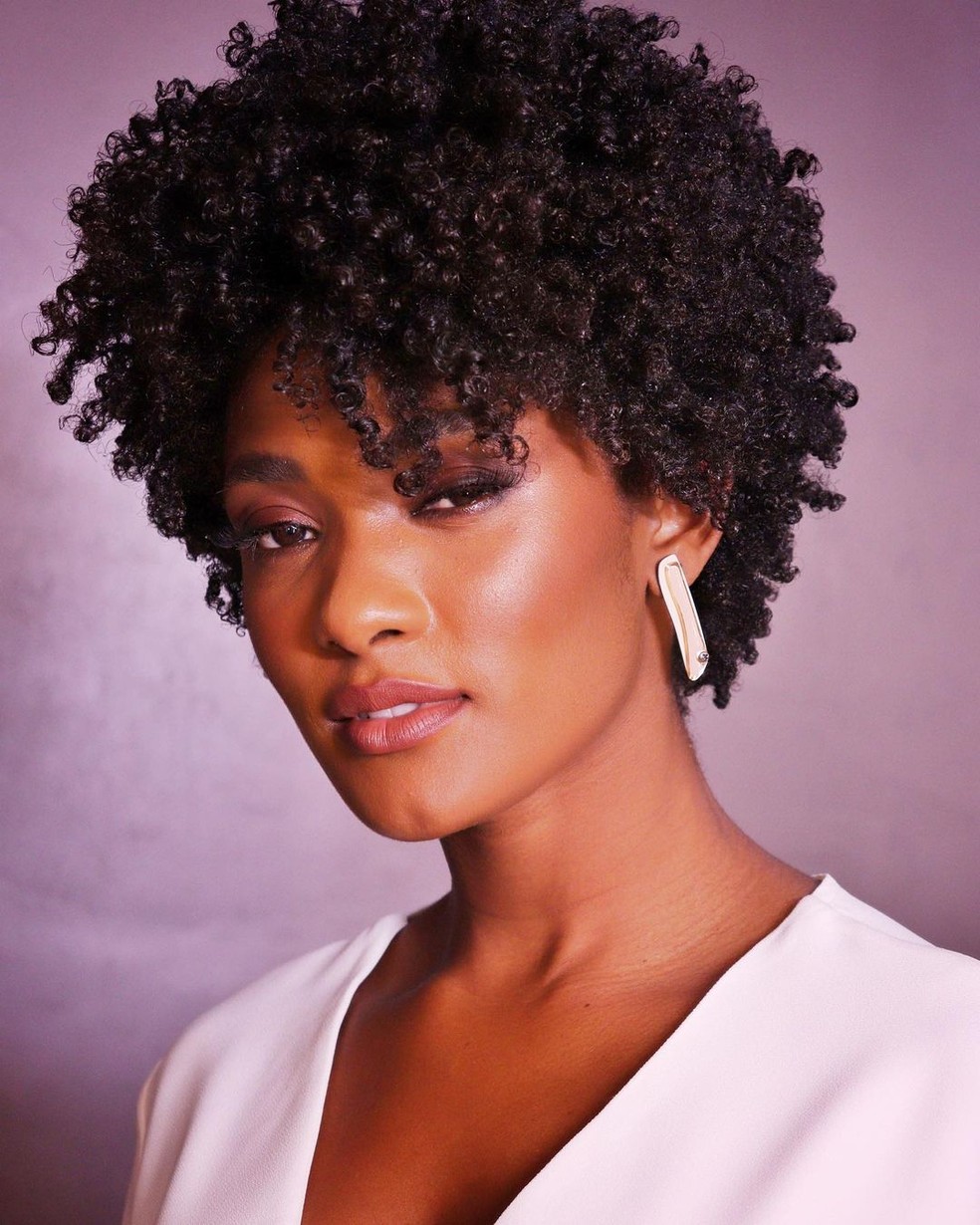 Guia Completo de Umectação para Cabelo 4C: Óleos Essenciais e Benefícios