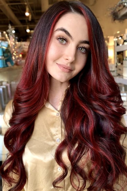 Rotina Essencial: Cuidados para Manter a Cor Vibrante do Seu Cabelo Vermelho Longo