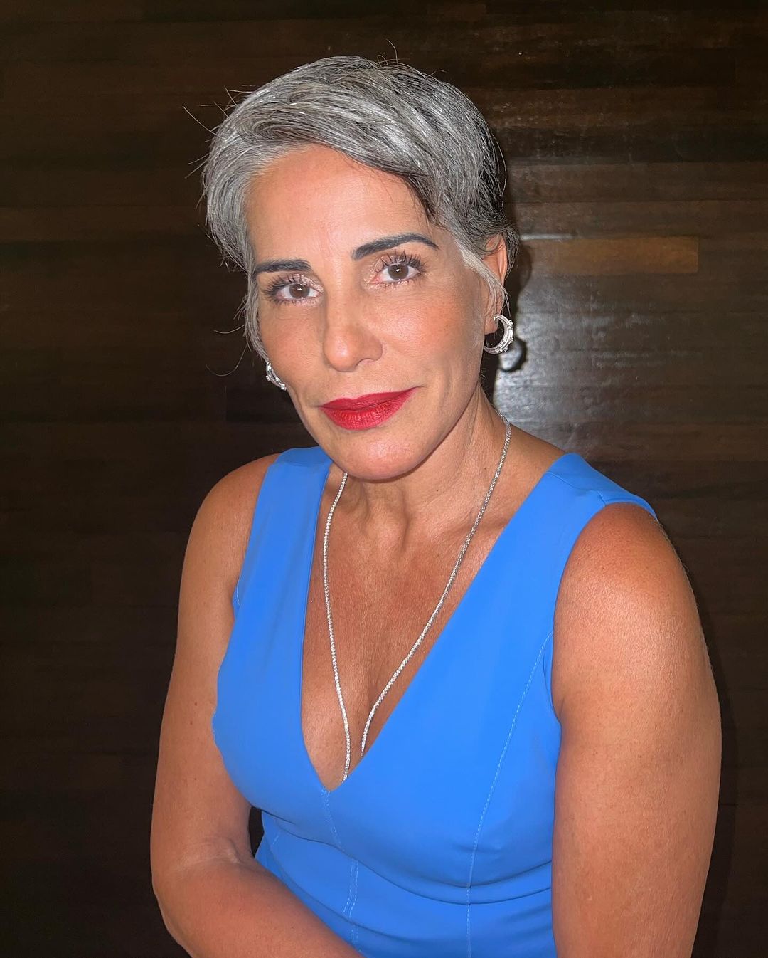 Cortes Curtos para Cabelos Cacheados Grisalhos: Volume e Definição