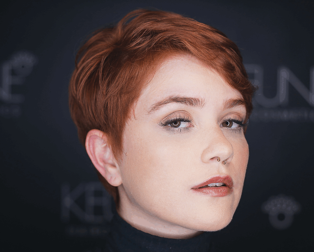 corte pixie liso curto para rosto oval