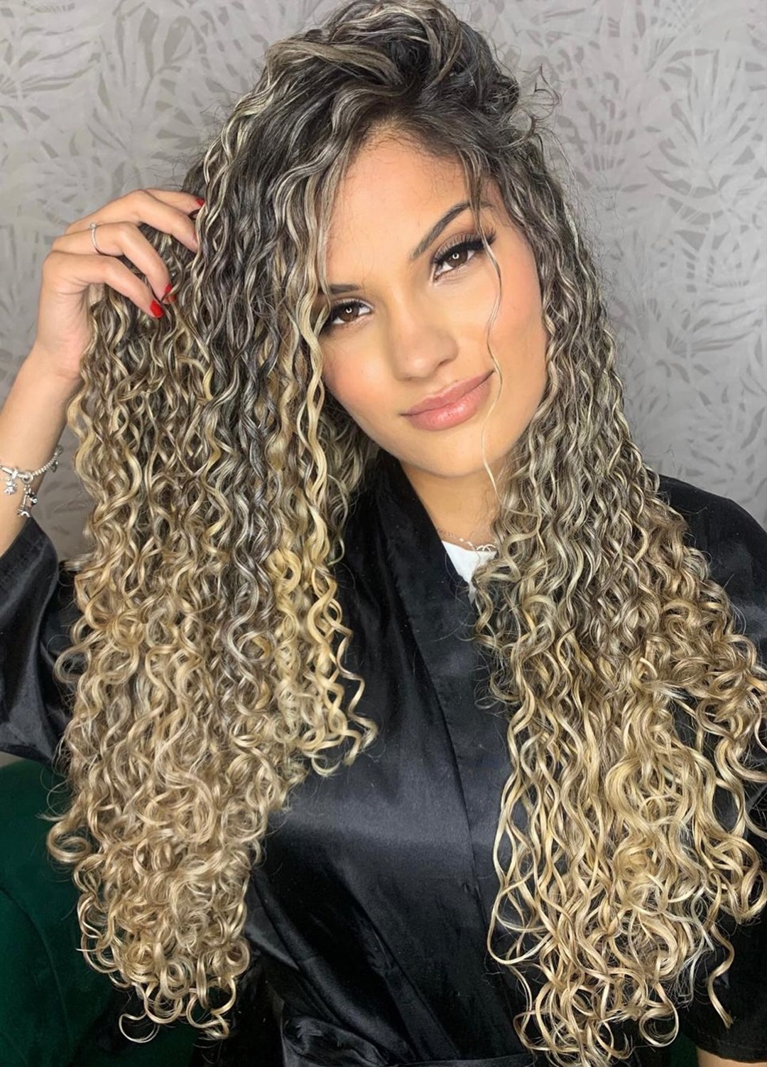 O que é raiz esfumada e por que ela é a sua melhor amiga nas luzes