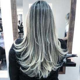 inspiração cabelo loiro platinado com mechas pretas