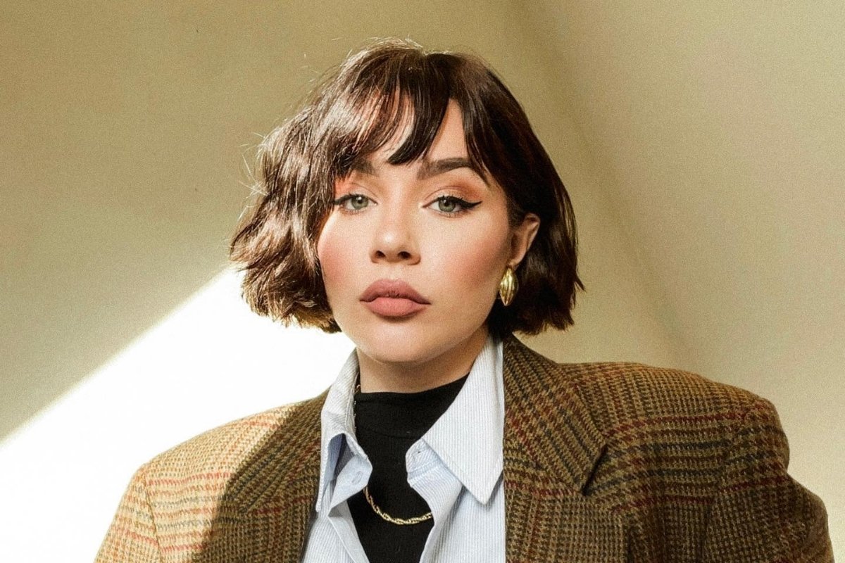 5 ideias de títulos para posts sobre long bob com franja:
1. Long Bob com Franja: O Guia Completo para o Corte Perfeito
2. Descubra a Franja Ideal para o Seu Long Bob e Formato de Rosto
3. Dicas de Estilo e Manutenção para Manter seu Long Bob com Franja Impecável
4. Transforme seu Visual: Os Melhores Tipos de Franja para o Long Bob
5. Long Bob com Franja: Tendências e Inspirações para Renovar seu Look