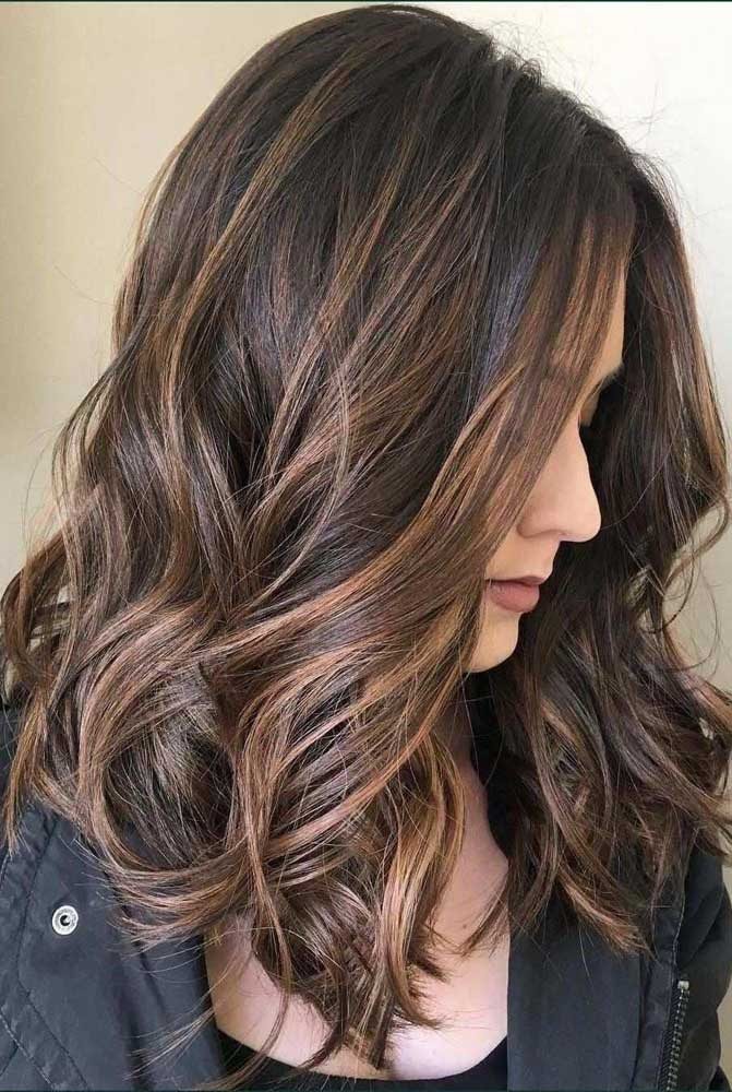 Luzes ou Mechas: Qual a Melhor Opção para Seu Cabelo Longo?