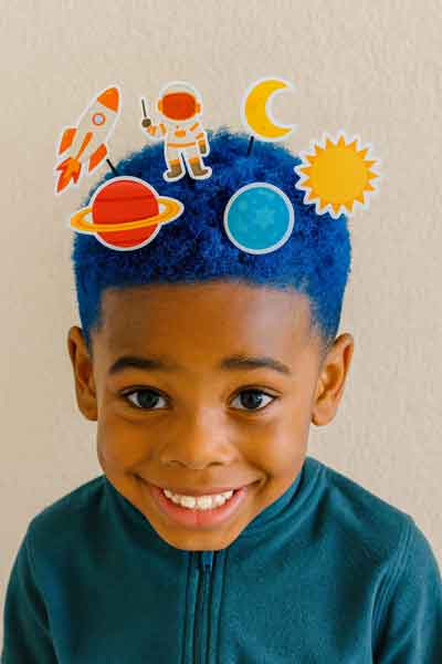 spray colorido vs tinta guache para cabelo de criança