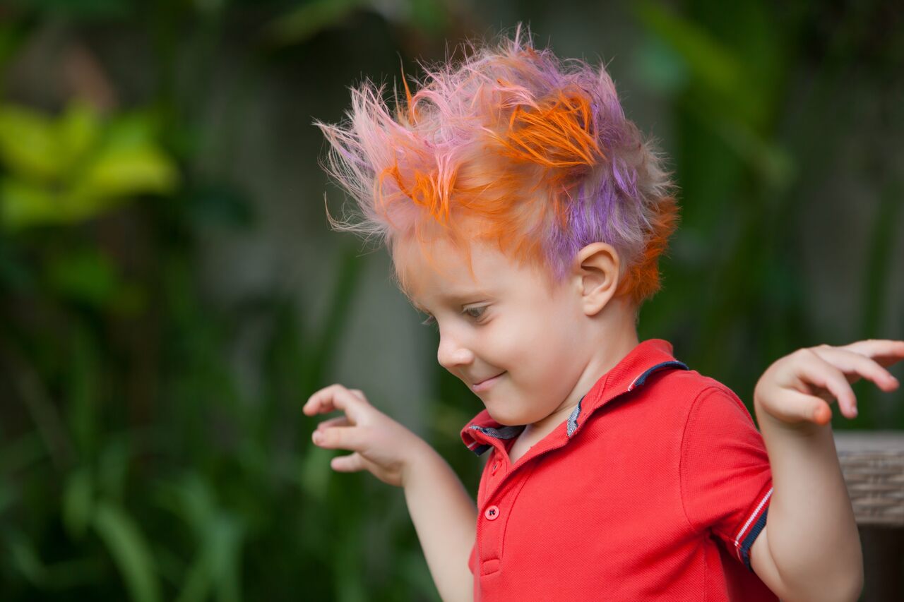 como fazer moicano colorido para menino