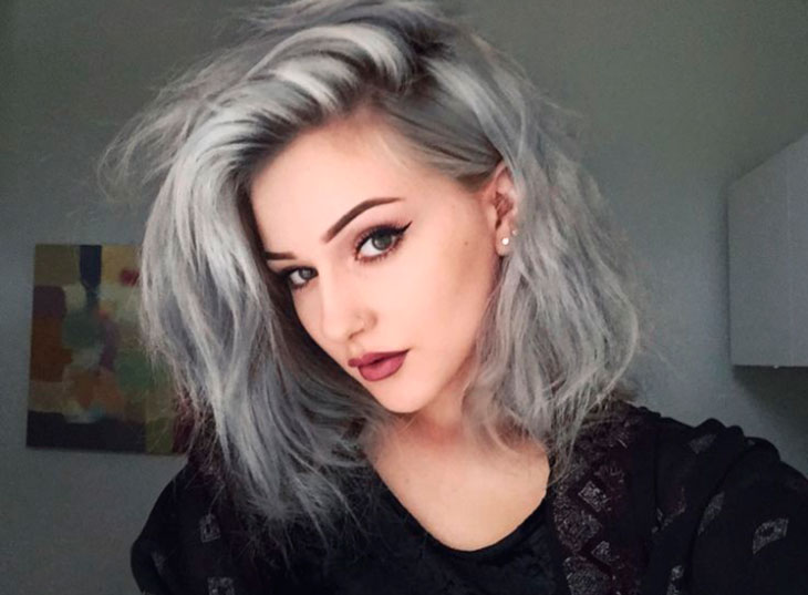 cabelo medio com luzes platinada