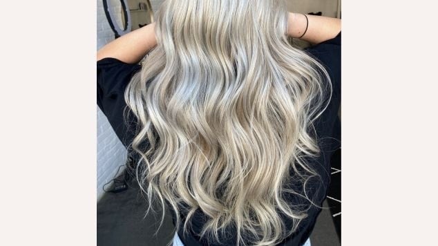 quanto custa platinar o cabelo no salão