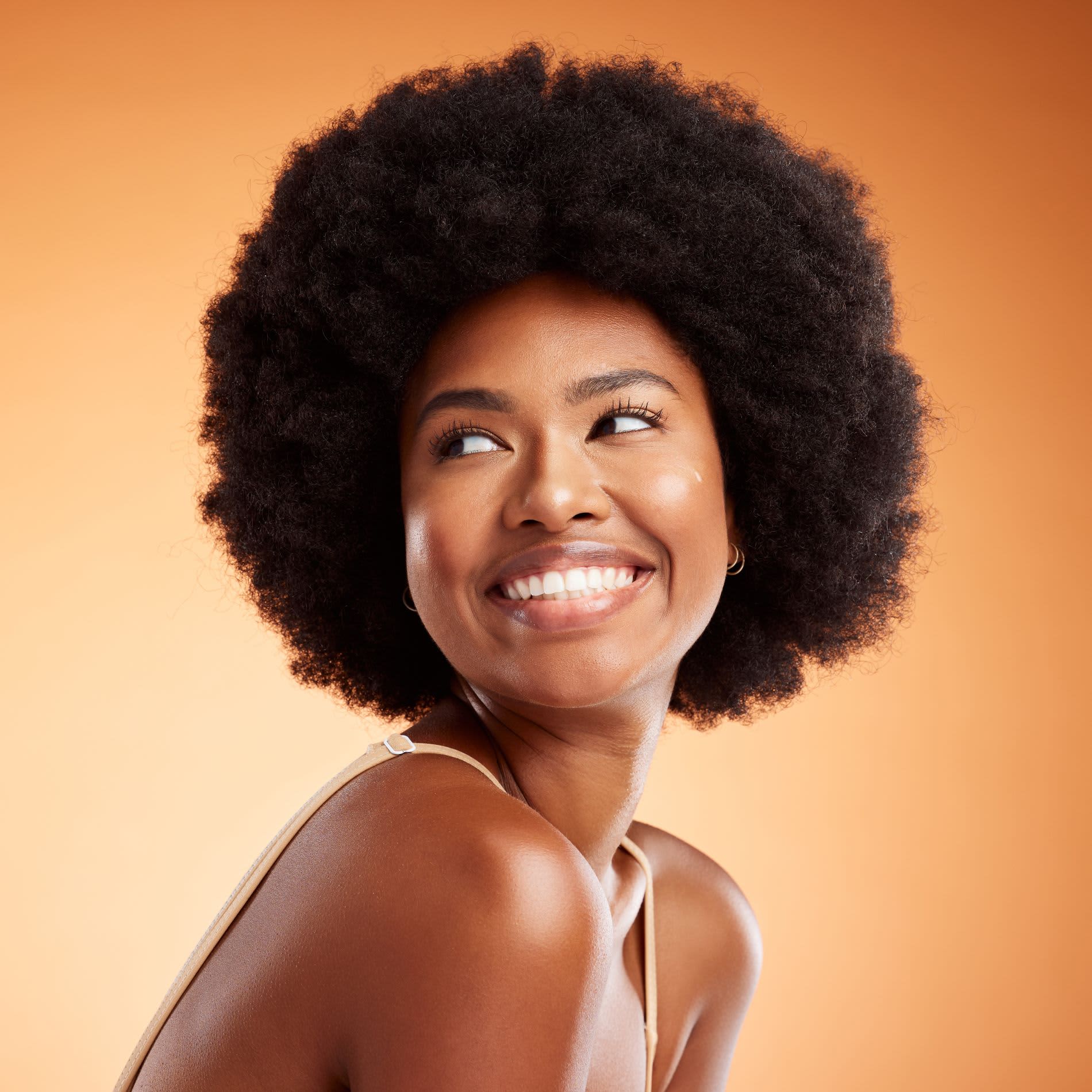 Produtos Essenciais para Cabelos Crespos: O Que Não Pode Faltar na Sua Rotina