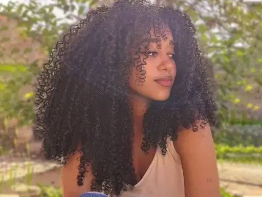 Produtos Essenciais para Cabelos Crespos: O Que Não Pode Faltar na Sua Rotina