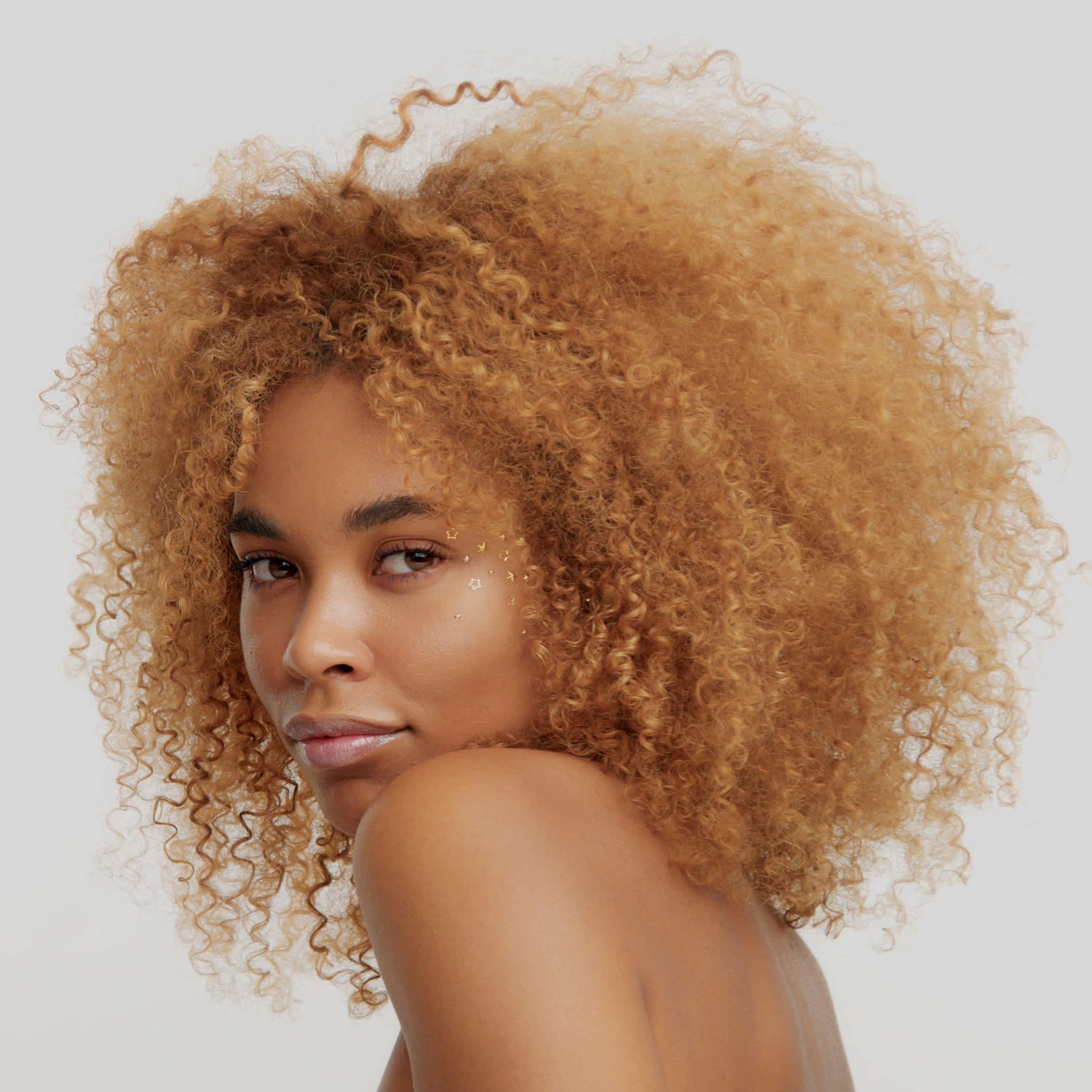 Penteados Protetores e Estilosos para Cabelos Crespos: Tranças e Afro Puff