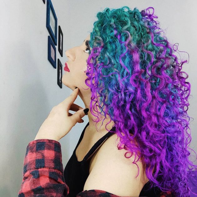 Como fazer mechas coloridas em cabelos cacheados