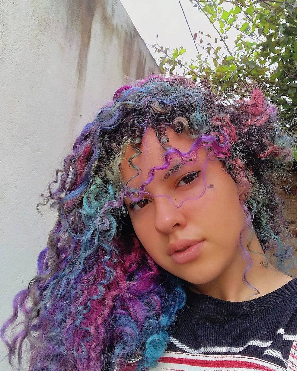 Como fazer mechas coloridas em cabelos cacheados