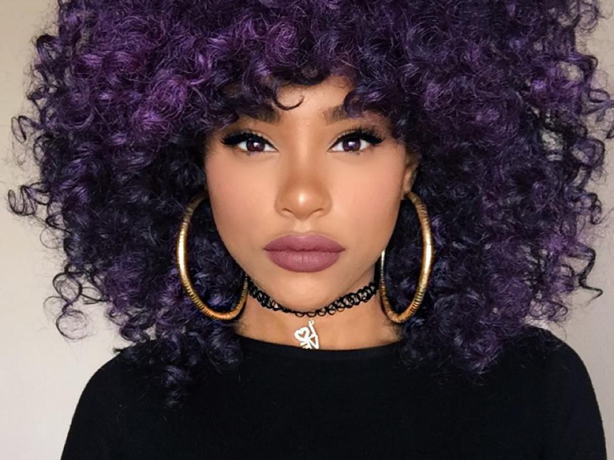 Teste de mecha: o passo a passo essencial antes de colorir cachos