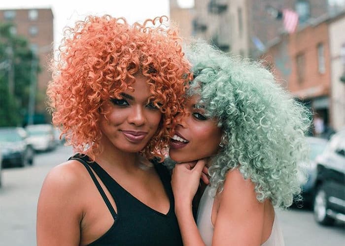 Os melhores cortes de cabelo para valorizar cachos coloridos em 2025