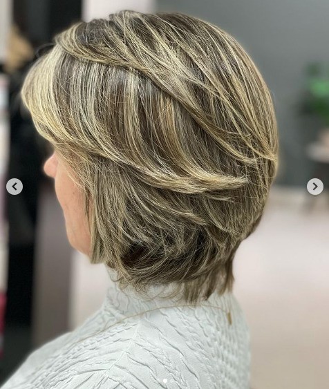 5 ideias de títulos:
1. Os Melhores Cortes de Cabelo Curto para Mulheres Maduras em 2025
2. Pixie Cut: O Clássico Moderno que Transforma o Visual
3. Bob e Short Bob: Versatilidade e Elegância para Todas as Idades
4. Cortes Repicados e em Camadas: Volume e Leveza para Cabelos Finos
5. Como Escolher o Corte Curto Ideal para o Formato do Seu Rosto