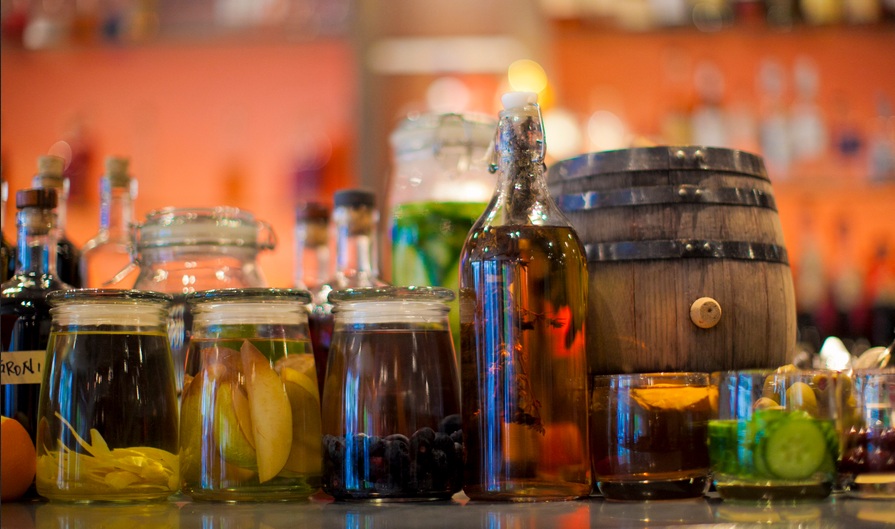 5 ideias de títulos:
1. Paratudo: A História e Tradição do Aperitivo Brasileiro.
2. Descubra os Sabores e Usos do Aperitivo de Raízes Amargas Paratudo.
3. Receitas Criativas com Paratudo: Da Coquetelaria à Degustação Pura.
4. O Elefantinho Icônico: Curiosidades Sobre a Bebida Paratudo.
5. Paratudo vs. Amaro Internacional: Um Sabor Brasileiro Único.