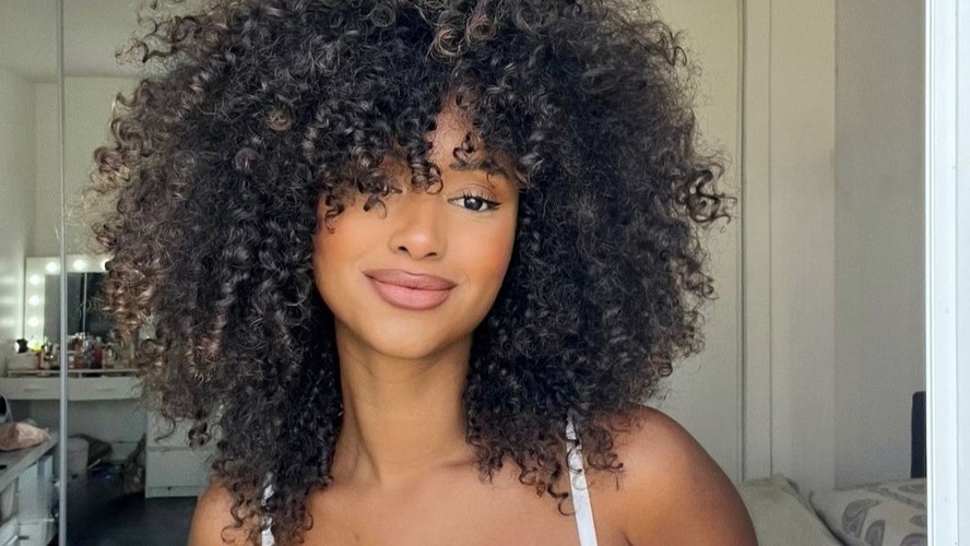 3C); Rotina Essencial de Cuidados para Cabelos Cacheados: Do Shampoo à Finalização; Cortes e Penteados para Cabelos Cacheados: Dicas para Volume e Definição; Transição Capilar: Como Adotar o Método Curly Girl e Recuperar Seus Cachos; Produtos Indispensáveis para Cabelos Cacheados: Guia de Compras