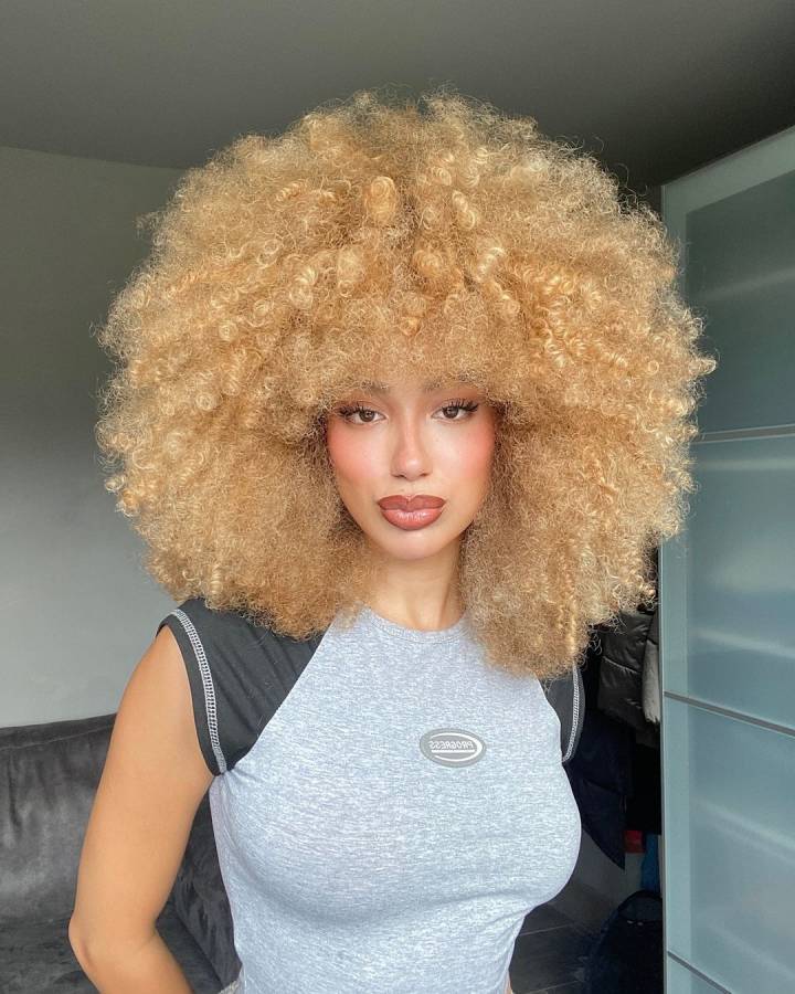 3C); Rotina Essencial de Cuidados para Cabelos Cacheados: Do Shampoo à Finalização; Cortes e Penteados para Cabelos Cacheados: Dicas para Volume e Definição; Transição Capilar: Como Adotar o Método Curly Girl e Recuperar Seus Cachos; Produtos Indispensáveis para Cabelos Cacheados: Guia de Compras