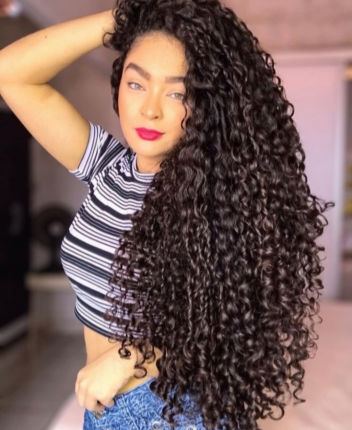 3C); Rotina Essencial de Cuidados para Cabelos Cacheados: Do Shampoo à Finalização; Cortes e Penteados para Cabelos Cacheados: Dicas para Volume e Definição; Transição Capilar: Como Adotar o Método Curly Girl e Recuperar Seus Cachos; Produtos Indispensáveis para Cabelos Cacheados: Guia de Compras