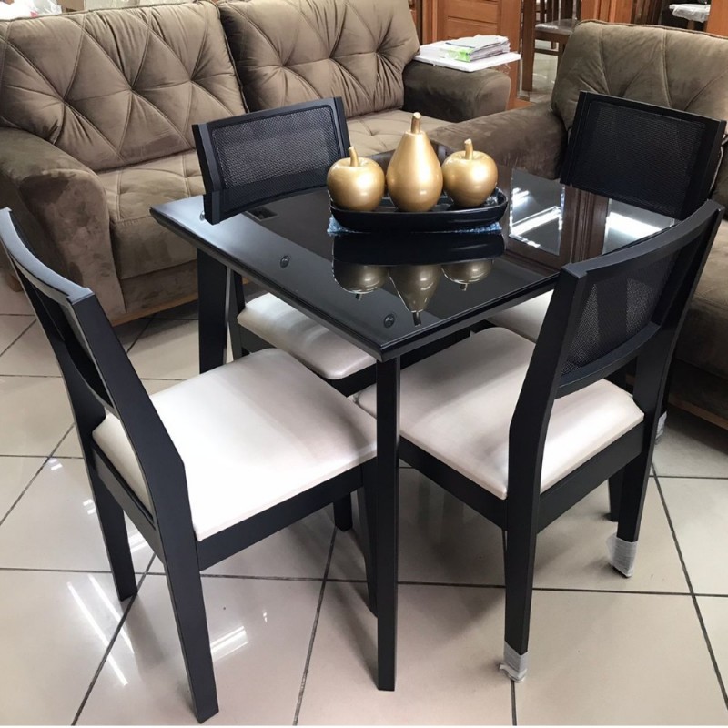 Cadeira preta com pés de madeira