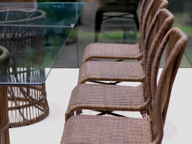 Decoração de Varandas: Integrando Cadeiras e Puffs para Funcionalidade e Estilo