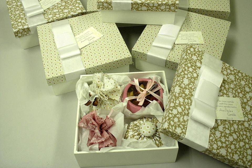 5 ideias de títulos:
1. Como Escolher a Caixa de Lembranças Perfeita para Cada Ocasião
2. Caixas de Memórias para Bebês: Guardando os Primeiros Momentos
3. Ideias Criativas de Caixas Personalizadas para Presentes Inesquecíveis
4. Luxo e Artesanato: As Melhores Caixas de Lembranças para Eventos Especiais
5. DIY: Crie Sua Própria Caixa de Memórias Personalizada