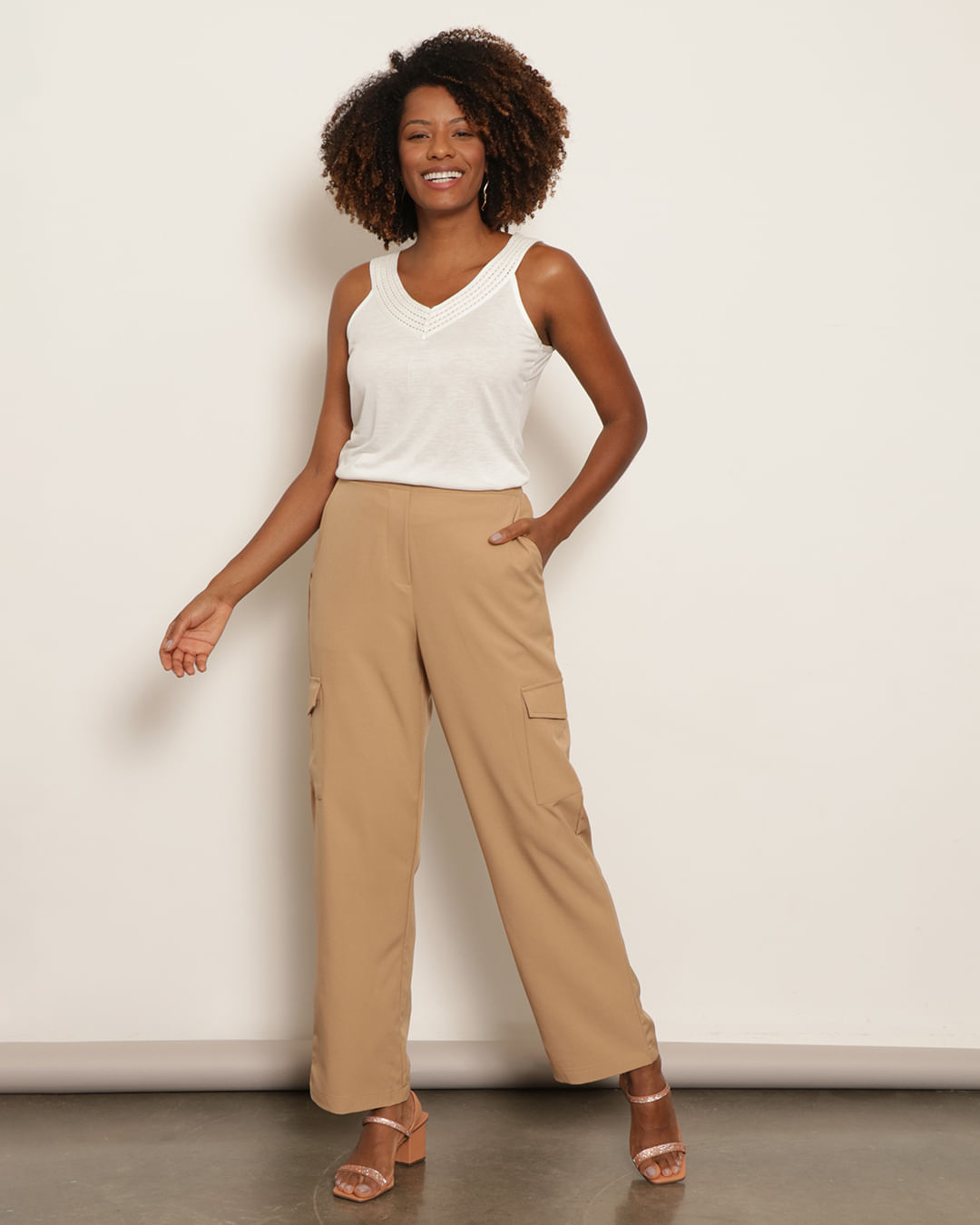 Calça bege feminina sarja