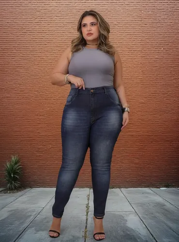 calça jeans plus size com barra desfiada