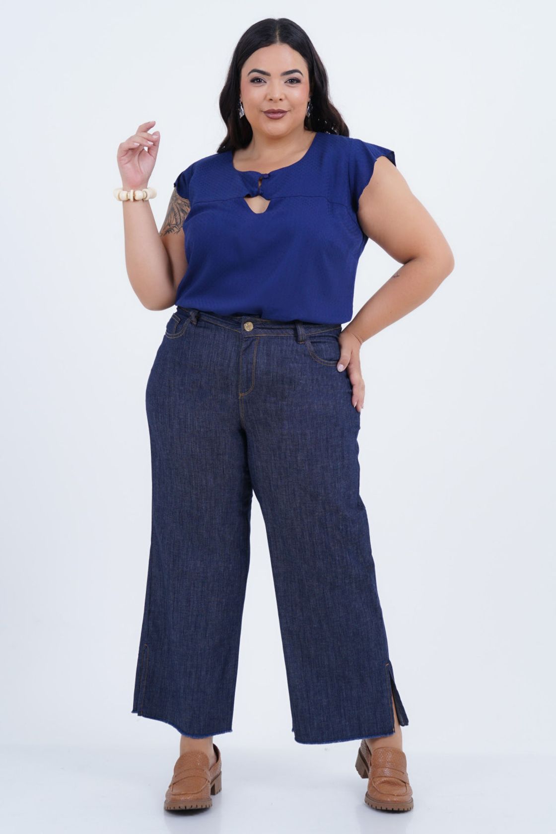 calça jeans plus size com barra larga